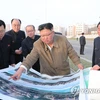 Nhà lãnh đạo Triều Tiên Kim Jong-un thị sát công trường xây dựng những căn hộ bên sông ở thủ đô Bình Nhưỡng. (Nguồn: Yonhap)