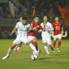 Pha tranh bóng giữa các cầu thủ giữa đội chủ nhà Thành phố Hồ Chí Minh (áo đỏ) và đội Bình Định (áo trắng). (Ảnh: Thanh Vũ/TTXVN)