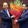 Thủ tướng Phạm Minh Chính tặng hoa Chủ tịch nước Nguyễn Xuân Phúc, Thủ tướng Chính phủ nhiệm kỳ 2016-2021. (Ảnh: Thống Nhất/TTXVN)