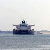 Một tàu hàng di chuyển qua kênh đào Suez, Ai Cập ngày 30/3/2021. (Ảnh: THX/TTXVN)