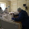 Nhân viên y tế điều trị cho bệnh nhân COVID-19 tại một bệnh viện ở Lviv, Ukraine. (Ảnh: THX/TTXVN)
