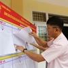 Người dân khu 9, phường Hồng Hà, thành phố Hạ Long, xem danh sách cử tri niêm yết tại nhà văn hóa khu. (Nguồn: Báo Quảng Ninh)