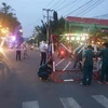 Lực lượng chức năng dỡ bỏ phong tỏa khu vực cách ly liên quan tới bệnh nhân người Trung Quốc tại phường An Phú, thành phố Thuận An, Bình Dương. (Ảnh: Huyền Trang/TTXVN)