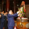 Chủ tịch Quốc hội Vương Đình Huệ dâng hương tưởng niệm Chủ tịch Hồ Chí Minh. (Ảnh: Doãn Tấn/TTXVN)