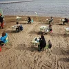 Trường Felix Rodriguez de la Fuente tại Murcia đã tổ chức các lớp học trên bãi biển. (Nguồn: Reuters)