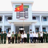 Đoàn công tác UBND tỉnh Khánh Hòa chụp ảnh lưu niệm với quân và dân trên đảo Trường Sa sau buổi kiểm tra. (Ảnh: TTXVN phát)