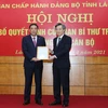 Phó trưởng Ban Tổ chức Trung ương Nguyễn Quang Dương trao quyết định của Ban Bí thư Trung ương Đảng cho ông Hoàng Giang. (Nguồn: Báo Lào Cai)