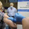 Tiêm vaccine phòng COVID-19 cho người dân tại bệnh viện ở London, Anh. (Ảnh: AFP/TTXVN)
