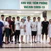 Các cầu thủ chụp ảnh lưu niệm với các bác sỹ Bệnh viện Trung ương Quân đội 108 sau khi hoàn thành tiêm phòng vaccine phòng COVID-19. (Nguồn: VFF)