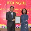 Trưởng ban Tổ chức Trung ương Trương Thị Mai trao quyết định cho ông Nguyễn Hải Ninh. (Nguồn: Báo Khánh Hòa)