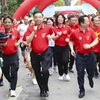 Chủ tịch UBND thành phố Hà Nội Chu Ngọc Anh cùng các đại biểu chạy hưởng ứng. (Ảnh: Tuấn Đức/TTXVN)