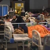 Bệnh nhân COVID-19 được hỗ trợ thở ôxy tại một bệnh viện dã chiến ở New Delhi, Ấn Độ ngày 27/4/2021. (Ảnh: AFP/TTXVN)