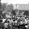 Nhân dân Sài Gòn kéo về dinh Độc Lập chào mừng quân giải phóng. (Ảnh: Quang Thành/TTXVN)