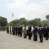 Đoàn đại biểu dành một phút mặc niệm tưởng nhớ các Mẹ Việt Nam Anh hùng, các Anh hùng liệt sỹ tại Nghĩa trang Liệt sỹ thành phố (Đồi không tên, thành phố Thủ Đức). (Ảnh: Thanh Vũ/TTXVN)