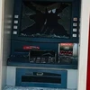 Một trụ ATM bị đập vỡ. (Nguồn: Báo Lao động)