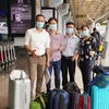 Đội phản ứng nhanh của Bệnh viện Chợ Rẫy chụp ảnh tại sân bay Tân Sơn Nhất trước khi ra Hà Nội hội quân cùng đoàn công tác Bộ Y tế để sang Lào hỗ trợ chống dịch. (Ảnh: TTXVN phát)