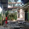 Người dân khắc phục nhà ở do lốc xoáy gây ra. (Ảnh: TTXVN)