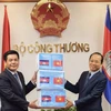 Bộ trưởng Công Thương Nguyễn Hồng Diên trao tượng trưng 20.000 khẩu trang phòng, chống dịch COVID-19 cho Đại sứ Campuchia. (Ảnh: Trần Việt/TTXVN)