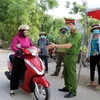 Lực lượng chức năng chốt chặn các lối ra vào tại xã Mão Điền, huyện Thuận Thành, tỉnh Bắc Ninh. (Ảnh: Đinh Văn Nhiều/TTXVN)