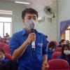 Cử tri trẻ Đắk Lắk trao đổi về cuộc bầu cử. (Ảnh: Hoài Thu/TTXVN)