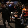 Chuyển người bị thương sau vụ đụng độ giữa cảnh sát Israel và người Palestine tại Đông Jerusalem, ngày 22/4/2021. (Ảnh: THX/TTXVN)