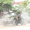 Lực lượng quân đội phun khử khuẩn tại thị xã Mỹ Hào. (Ảnh: Đinh Tuấn/TTXVN)