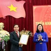 Bà Bùi Thị Minh Hoài, Bí thư Trung ương Đảng, Trưởng Ban Dân vận Trung ương trao quyết định của Bộ Chính trị cho ông Điểu Kré. (Ảnh: Hưng Thịnh/TTXVN)