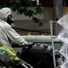 Lực lượng lực lượng hóa học Quân khu 3 phun khử khuẩn Bệnh viện Đa khoa tỉnh Thái Bình. (Ảnh: Thế Duyệt/TTXVN)