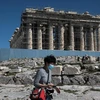 Du khách tham quan đền Parthenon tại khu khảo cổ Acropolis ở Athen, Hy Lạp. (Nguồn: Reuters)