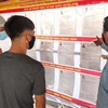 Người dân thôn Kon Tum Kơ Pơng, phường Thắng Lợi, thành phố Kon Tum tìm hiểu thông tin bầu cử. (Ảnh: Dư Toán/TTXVN)
