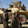  Lực lượng an ninh Afghanistan gác tại khu vực Busharan, ngoại ô Lashkar Gah, tỉnh Helmand, ngày 5/5/2021. (Ảnh: AFP/TTXVN)