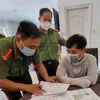 Cơ quan Công an bắt giữ và khám xét nơi làm việc của đối tượng Lê Xuân Thành. (Nguồn: VOV)
