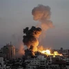Khói lửa bốc lên trong các cuộc oanh tạc của máy bay Israel xuống thành phố Gaza ngày 14/5/2021. (Ảnh: THX/TTXVN)