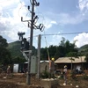 Công nhân Điện lực Sông Mã thực hiện đóng điện vào trạm biến áp Ten Ư. (Nguồn: Congthuong.vn)