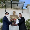 Đại sứ Nguyễn Thành Vinh (bên trái) dâng hoa tại khuôn viên Bác Hồ tại trụ sở Đại sứ quán Việt Nam ở thủ đô Algiers. (Ảnh: Tấn Đạt/TTXVN)