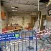 Tên lửa Hamas rơi xuống Tel Aviv khiến một cửa hiệu gần hiện trường bị phá hỏng toàn bộ tài sản do sức ép từ vụ nổ. (Ảnh: TTXVN phát)