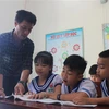  Thầy giáo Nguyễn Hữu Phú, Trường Tiểu học Song Tử Tây giảng bài cho học sinh khối lớp 3 của lớp ghép. (Ảnh: Phan Sáu/TTXVN)