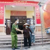 Các cử tri cao tuổi được giúp đỡ khi đi bầu cử tại điểm bầu cử xã Tự Nhiên, huyện Thường Tín, thành phố Hà Nội. (Ảnh: Trần Việt/TTXVN)