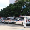 Đoàn xe cứu thương chuyển bệnh nhân từ Bệnh viện K về Bệnh viện Trường Đại học Kỹ thuật Y tế Hải Dương chiều 16/5. (Ảnh Mạnh Minh/TTXVN)
