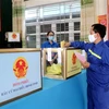 Công nhân ngành than tại tỉnh Quảng Ninh bỏ phiếu bầu. (Ảnh: Văn Đức/TTXVN)
