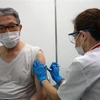 Tiêm vaccine ngừa COVID-19 cho người dân tại Tokyo, Nhật Bản ngày 24/5/2021. (Ảnh: AFP/TTXVN)