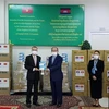 Đại sứ Vũ Quang Minh đại diện Việt Nam (trái) bàn giao máy thở, vật tư y tế hỗ trợ Campuchia chống dịch COVID-19 cho Bộ trưởng Bộ Y tế Campuchia. (Ảnh: Nguyễn Vũ Hùng/TTXVN)
