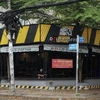 Một nhà hàng trên đường Bình Phú (Quận 6, Tp. Hồ Chí Minh) gắn bảng phục vụ mang về. (Ảnh: Hồng Giang/TTXVN)
