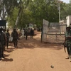 Lực lượng an ninh Nigeria gác tại một cổng trường. (Ảnh: AFP/TTXVN)