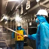 Phun khử khuẩn bên trong xe buýt nhằm đảm bảo phòng chống dịch COVID-19. (Ảnh: CTV/Vietnam+)