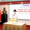 Tổng Giám đốc TTXVN Nguyễn Đức Lợi quyên góp, ủng hộ Quỹ phòng, chống dịch COVID-19. (Ảnh: Phạm Kiên/TTXVN)