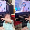 Hình ảnh em bé khóc khi thấy mẹ trên tivi. 