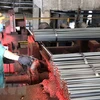 Sơn chống gỉ vết cắt của thép thành phẩm tại Nhà máy cán thép Thái Trung thuộc Công ty Cổ phần gang thép Thái Nguyên. (Ảnh: Hoàng Nguyên/TTXVN)