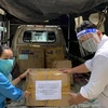 Liên đoàn Lao động quận Gò Vấp hỗ trợ khẩn cấp đồ dùng thiết yếu, nhu yếu phẩm cho công nhân tại phường 15, quận Gò Vấp. (Ảnh: TTXVN phát)
