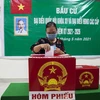 Cử tri bỏ phiếu bầu cử tại Khu vực bỏ phiếu số 4, phường Dương Đông, thành phố Phú Quốc, tỉnh Kiên Giang. (Ảnh: Hồng Đạt/TTXVN)
